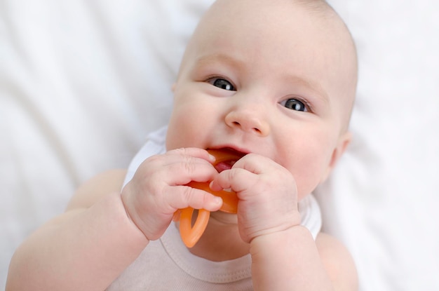 Un bébé qui mâche une carotte