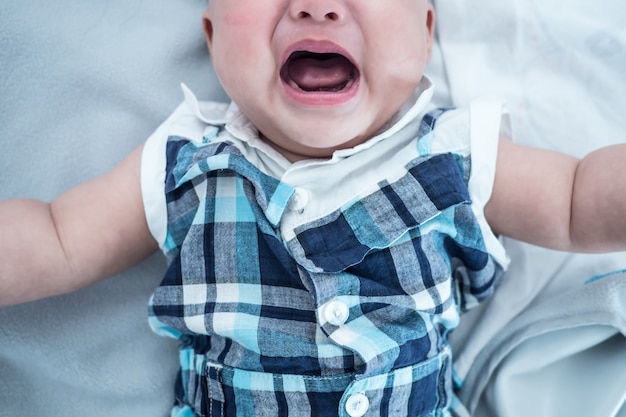 Bébé qui pleure, gros plan