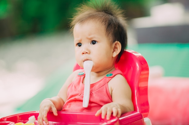 Bébé refusant de manger