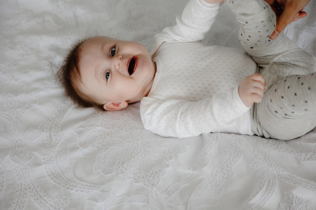 Un bébé regarde la caméra avec le mot bébé dessus.