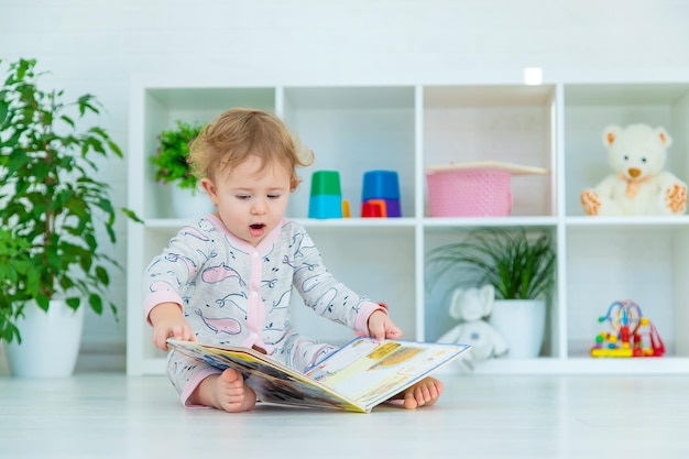 Bébé regarde un livre Mise au point sélective Enfant