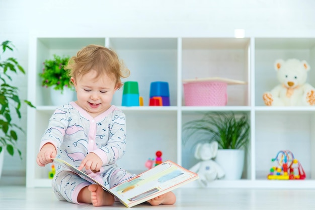 Bébé regarde un livre Mise au point sélective Enfant