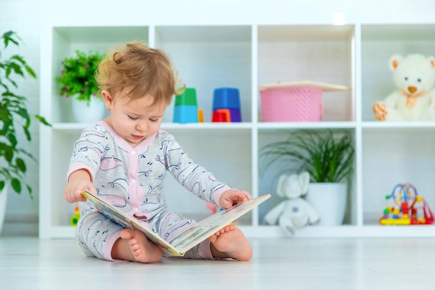 Bébé regarde un livre Mise au point sélective Enfant