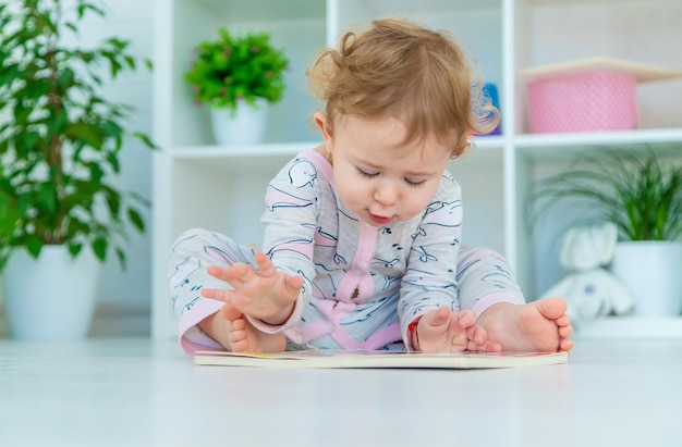 Bébé regarde un livre Mise au point sélective Enfant