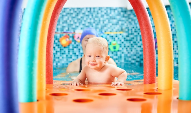 Bébé s'amuse dans la piscine