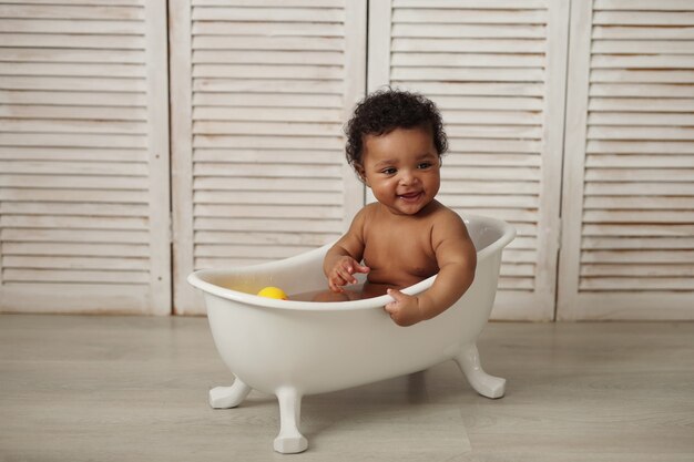 bébé se baigne dans la baignoire