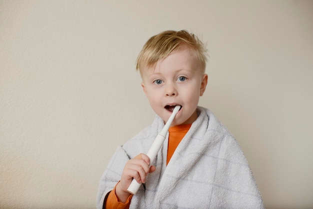 Bébé se brosse les dents avec une brosse électrique
