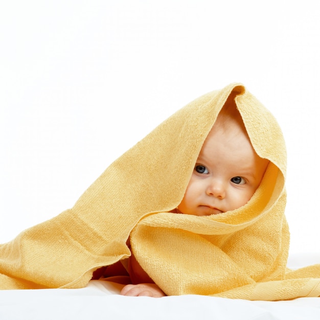 Bébé en serviette jaune