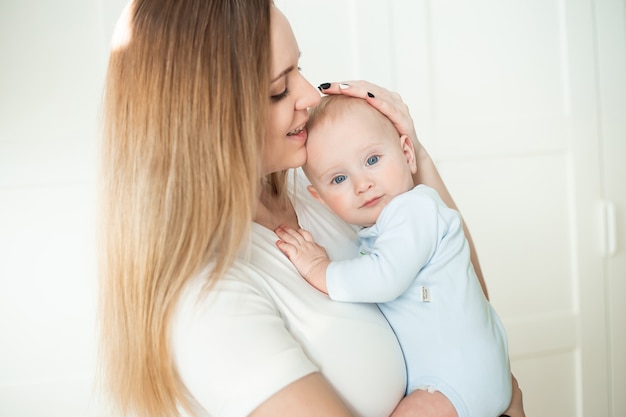 Photo bébé de six mois dans les bras de maman