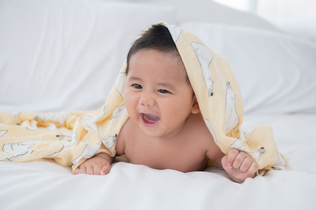 Bébé de six mois portant une serviette après le bain