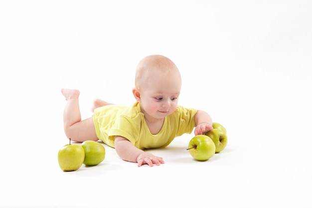 bébé souriant allongé sur le fond pour inclure des pommes