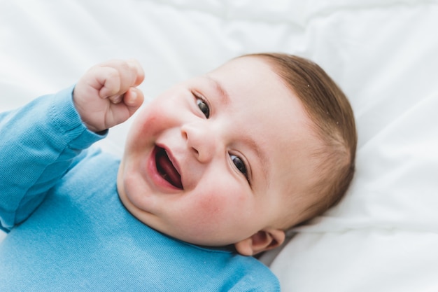 Bébé souriant avec une attitude gagnante