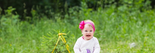 Bébé sourire pique-nique week-end ludique nature en famille