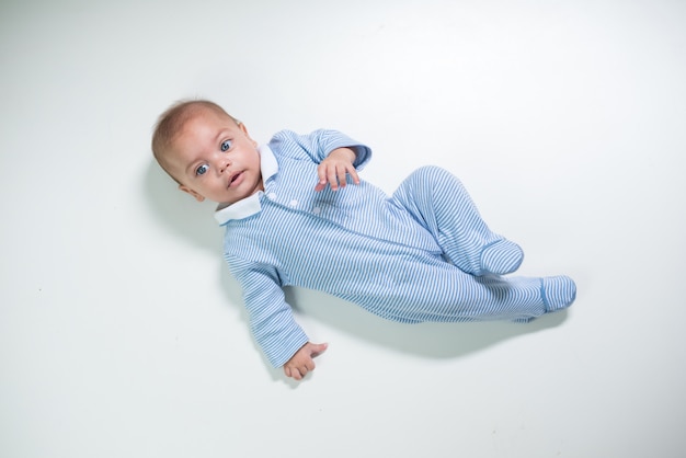 Bébé en studio isolé fond blanc