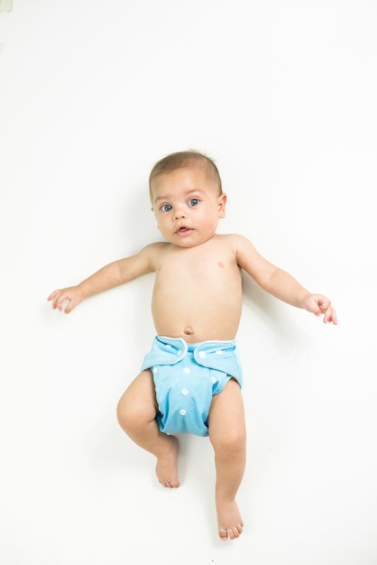 Bébé en studio isolé fond blanc