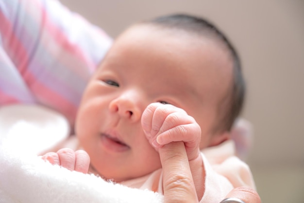 Bébé tenant le doigt d'un parent