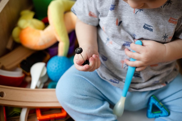 Bébé tenant un jouet dans sa main