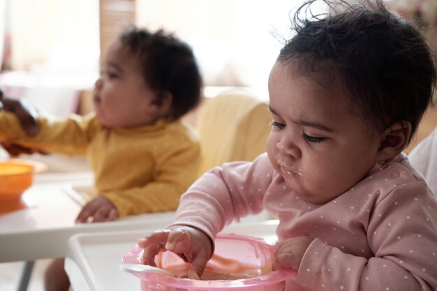 Bébé touchant la purée de fruits