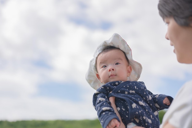 Un bébé trisomique tient la main de sa mère.