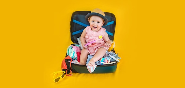 Bébé et valise avec des choses concept de voyage bagages Partir en vacances en mer Mise au point sélective