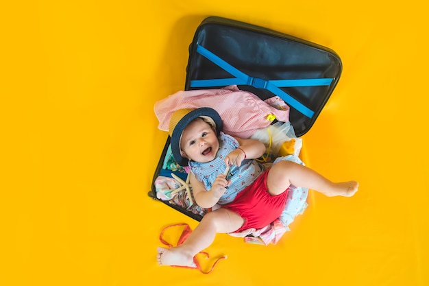 Bébé et valise avec des choses