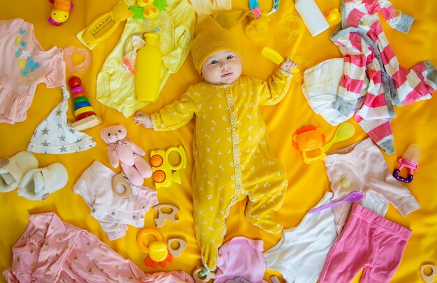 Bébé avec vêtements et accessoires.