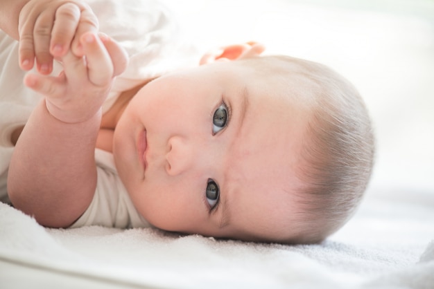 Bébé avec des yeux magnifiques