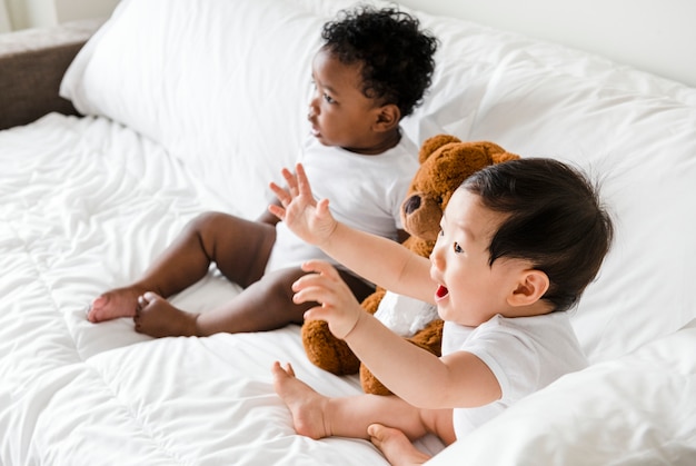 Bébés Assis Sur Le Lit