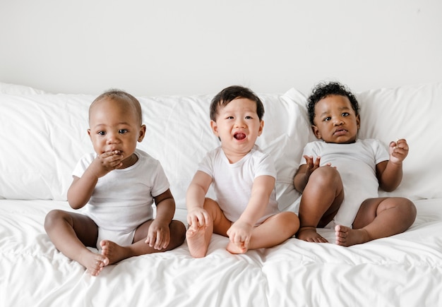 Bébés assis sur le lit