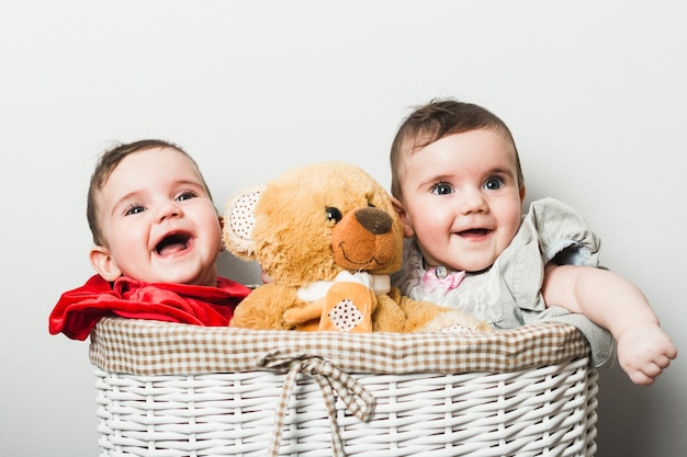 Bébés jumeaux jouant