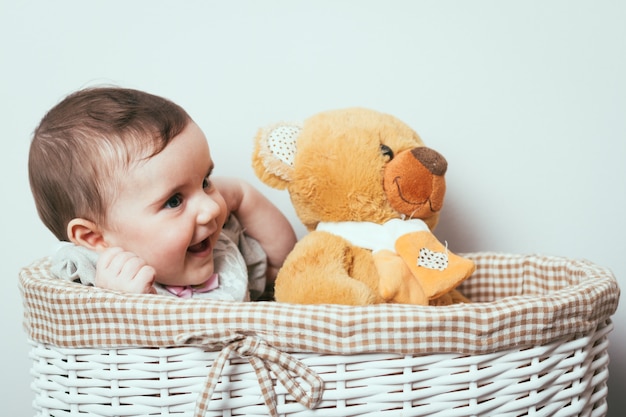 Bébés jumeaux jouant