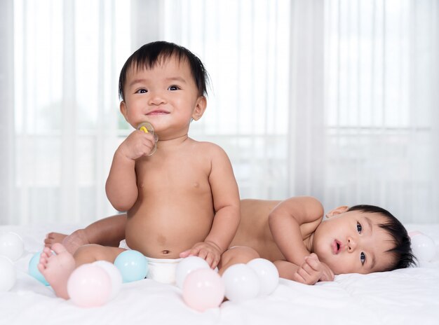 Bébés jumeaux sur un lit