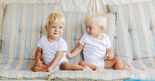 Bébés mangeant des biscuits et jouant