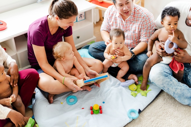 Bébés mignons avec leurs parents