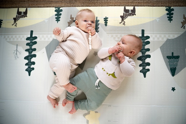 Photo bébés rampant et apprenant à marcher ensemble