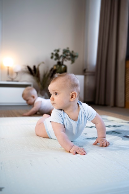 Bébés rampant et apprenant à marcher ensemble