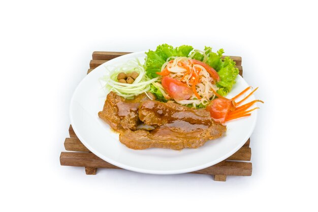 Beef grillé avec salade de légumes sur fond blanc