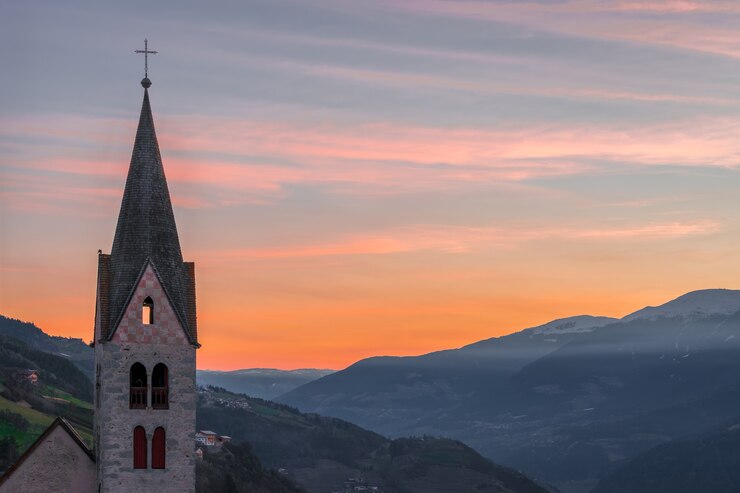 Photo beffroi de l'église paroissiale de villanders au lever du soleil