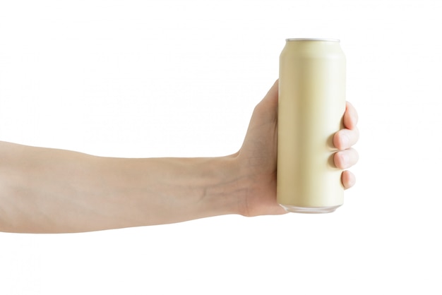 Beige bière blanche peut dans la main des hommes isolé sur blanc