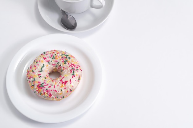 Beignet sur une assiette et une tasse