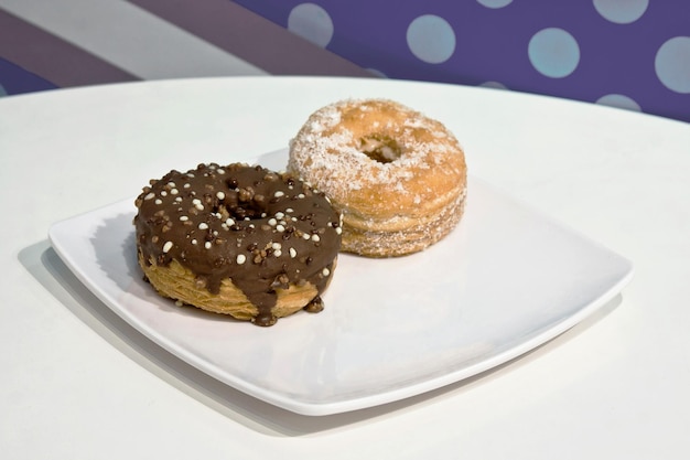 beignet au chocolat et beignet sucré sur une assiette blanche Crodots ou beignets dessert alimentaire