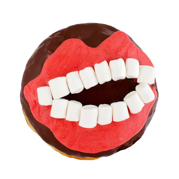 Photo beignet au chocolat avec une bouche souriante à dents isolées