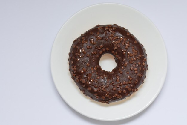 beignet au chocolat sur fond blanc plaque blanche