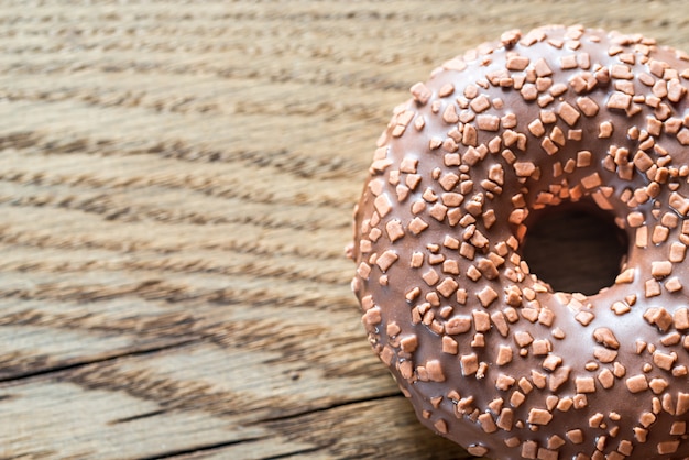 Beignet au chocolat sur le fond en bois