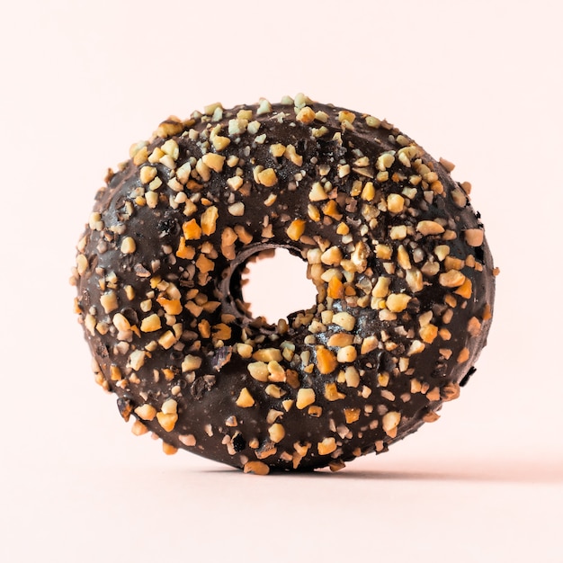 Beignet au chocolat avec garniture aux amandes sur fond blanc