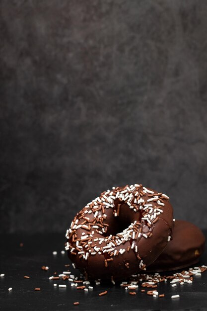 Beignet au chocolat sur petit plat en céramique