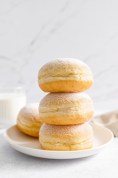 Beignet berlinois Beignet traditionnel allemand à la confiture de framboise saupoudré de sucre glace