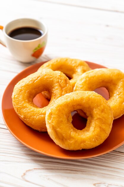 beignet avec café noir