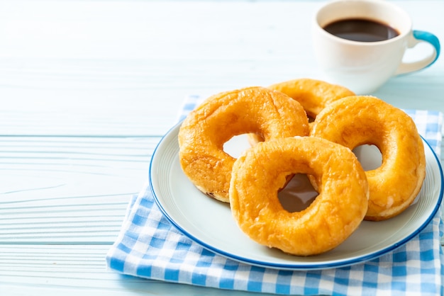 beignet avec café noir