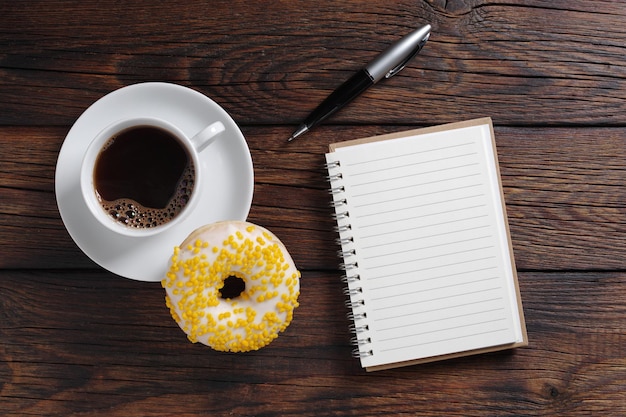 Beignet et carnet de café